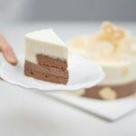 Para o Bolo Engorda Marido (Bolo de Leite Mole), o nome popular reflete sua riqueza e sabor inesquecível, que o torna uma ver