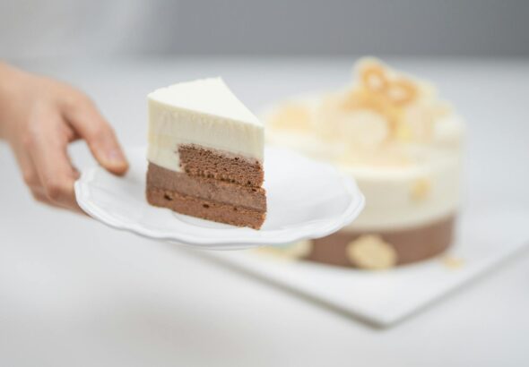 Para o Bolo Engorda Marido (Bolo de Leite Mole), o nome popular reflete sua riqueza e sabor inesquecível, que o torna uma ver