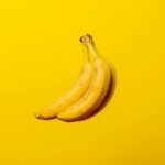 Para fazer um bolo funcional de biomassa de banana verde, você precisará de ingredientes como biomassa, ovos, farinha sem glú