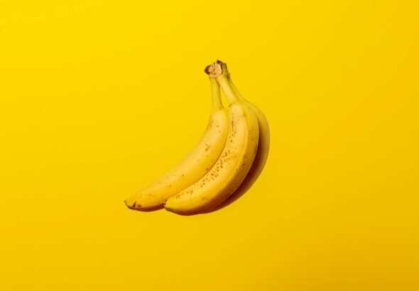Para fazer um bolo funcional de biomassa de banana verde, você precisará de ingredientes como biomassa, ovos, farinha sem glú