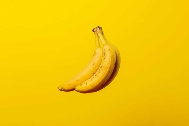 Para fazer um bolo funcional de biomassa de banana verde, você precisará de ingredientes como biomassa, ovos, farinha sem glú
