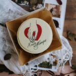 Para preparar o clássico bolo gelado embrulhado que remete à nostalgia dos anos 90, você precisará de uma massa fofinha, cald