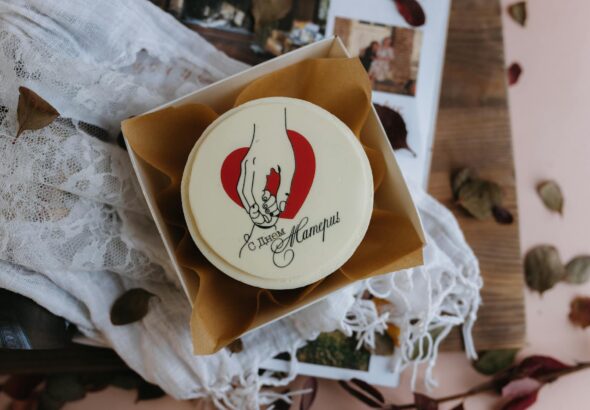 Para preparar o clássico bolo gelado embrulhado que remete à nostalgia dos anos 90, você precisará de uma massa fofinha, cald