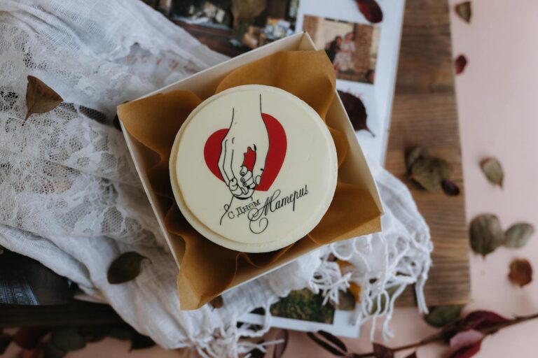 Para preparar o clássico bolo gelado embrulhado que remete à nostalgia dos anos 90, você precisará de uma massa fofinha, cald