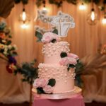 Para fazer um Bolo KitKat Cercadinho, você precisa de um bolo base (chocolate ou baunilha), recheio cremoso, cobertura de gan