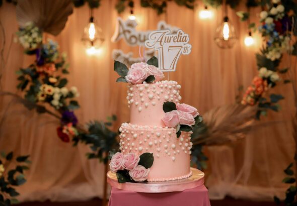 Para fazer um Bolo KitKat Cercadinho, você precisa de um bolo base (chocolate ou baunilha), recheio cremoso, cobertura de gan