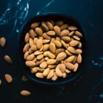 Para Bolo Low Carb de Farinha de Amêndoas, a preparação envolve ingredientes como farinha de amêndoas, ovos, adoçante natural