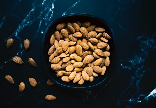 Para Bolo Low Carb de Farinha de Amêndoas, a preparação envolve ingredientes como farinha de amêndoas, ovos, adoçante natural