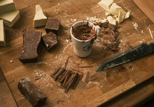 Para um Bolo Mousse de Chocolate sem farinha e pouco carboidrato, prepare uma base com ovos, cacau e adoçante, e uma mousse c