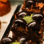 Para montar bolo no pote para vender de forma profissional, comece com ingredientes de qualidade e potes adequados. Alterne c