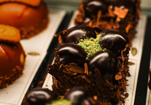 Para montar bolo no pote para vender de forma profissional, comece com ingredientes de qualidade e potes adequados. Alterne c