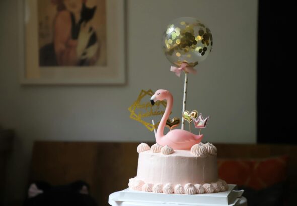 Para um Bolo Piscina perfeito, a forma certa é aquela com aro removível ou fundo falso que cria a depressão central, ou forma