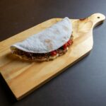 Para preparar o Bolo Podre (Bolo de Tapioca cremosa), você combina tapioca granulada com leite de coco, leite, leite condensa