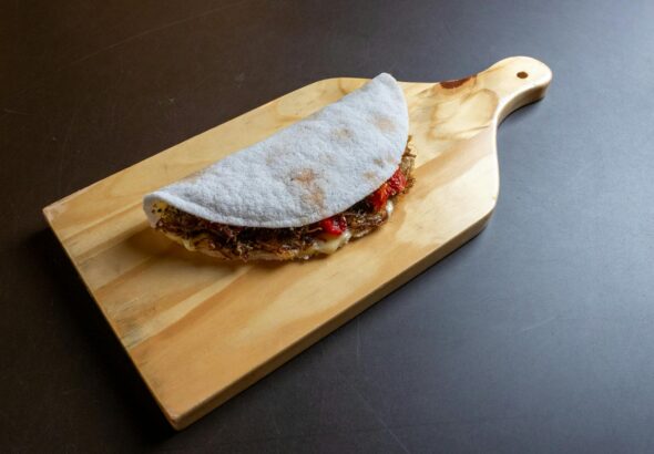 Para preparar o Bolo Podre (Bolo de Tapioca cremosa), você combina tapioca granulada com leite de coco, leite, leite condensa