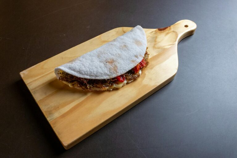 Para preparar o Bolo Podre (Bolo de Tapioca cremosa), você combina tapioca granulada com leite de coco, leite, leite condensa