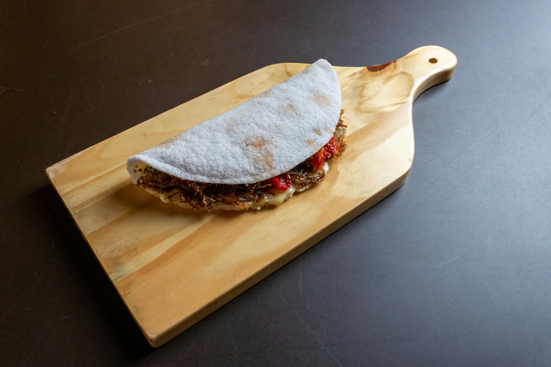 Para preparar o Bolo Podre (Bolo de Tapioca cremosa), você combina tapioca granulada com leite de coco, leite, leite condensa