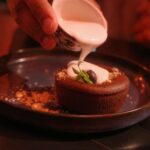 Para fazer um Bolo Prestígio autêntico, combine uma massa de chocolate rica e úmida com um recheio generoso de coco cremoso,