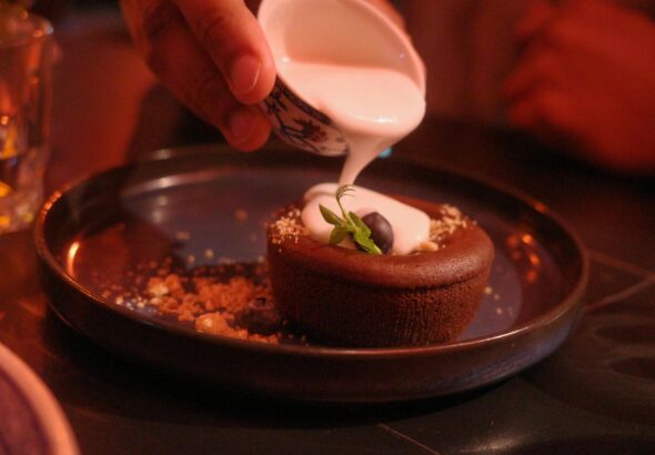 Para fazer um Bolo Prestígio autêntico, combine uma massa de chocolate rica e úmida com um recheio generoso de coco cremoso,