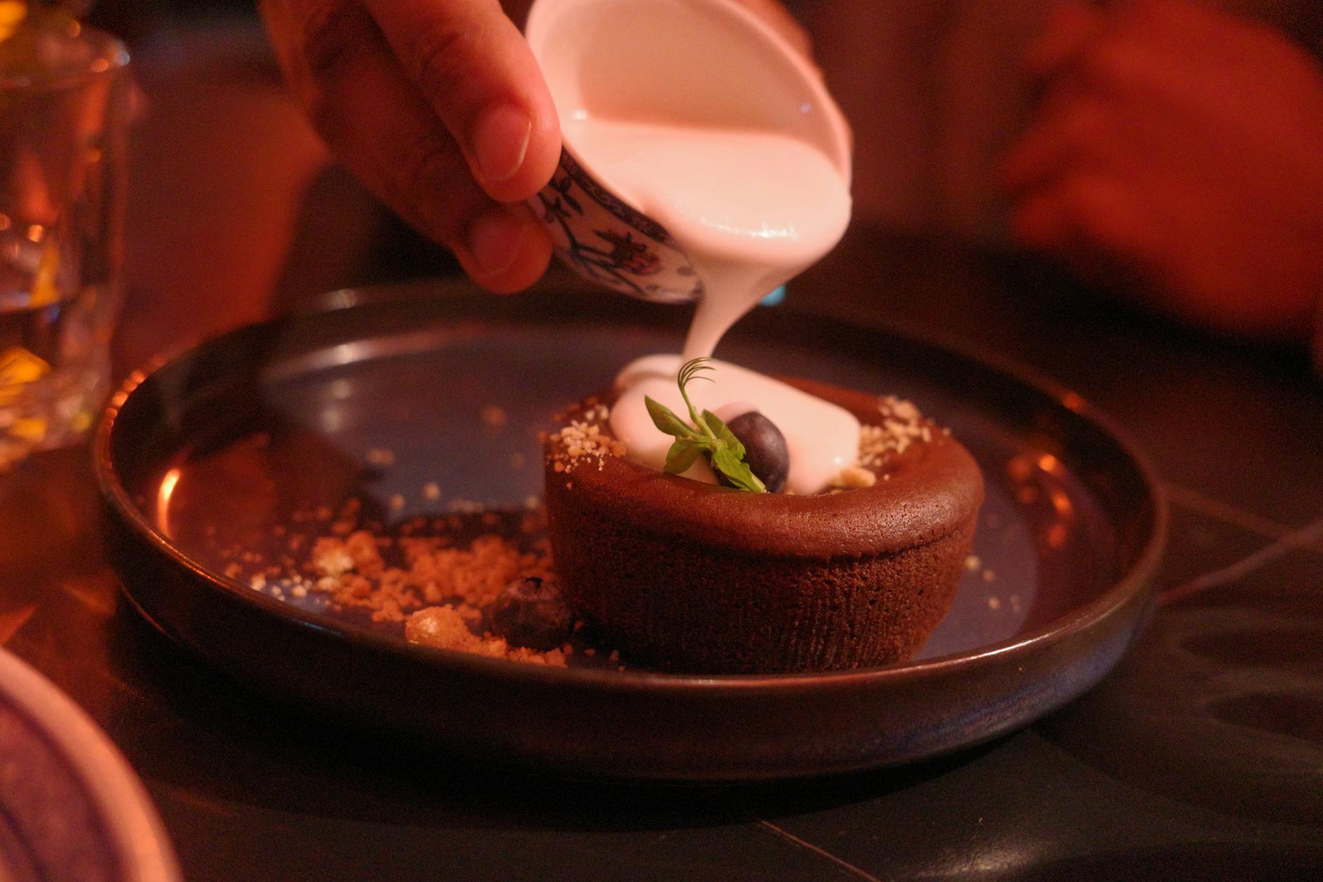 Para fazer um Bolo Prestígio autêntico, combine uma massa de chocolate rica e úmida com um recheio generoso de coco cremoso,