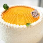 Para Bolo Queijadinha com textura cremosa, a chave reside na combinação ideal de coco ralado úmido, queijo parmesão e leite c