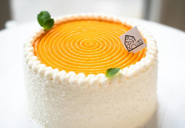 Para Bolo Queijadinha com textura cremosa, a chave reside na combinação ideal de coco ralado úmido, queijo parmesão e leite c