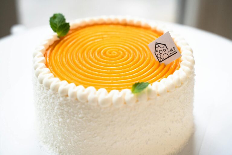 Para Bolo Queijadinha com textura cremosa, a chave reside na combinação ideal de coco ralado úmido, queijo parmesão e leite c