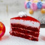 Para preparar o Bolo Red Velvet (Veludo Vermelho) com Cream Cheese, você precisará de ingredientes como farinha, cacau, coran