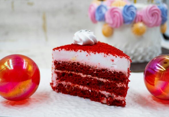 Para preparar o Bolo Red Velvet (Veludo Vermelho) com Cream Cheese, você precisará de ingredientes como farinha, cacau, coran