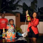 Para Bolo Tsunami, trata-se de uma inovadora técnica de confeitaria que cria um espetacular efeito visual de 'tsunami' ao ser