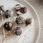 Para aproveitar sobras de bolo e criar Cake Pops deliciosos, esfarele o bolo, misture com um recheio cremoso (como brigadeiro