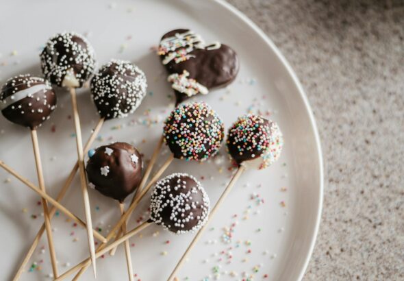 Para aproveitar sobras de bolo e criar Cake Pops deliciosos, esfarele o bolo, misture com um recheio cremoso (como brigadeiro