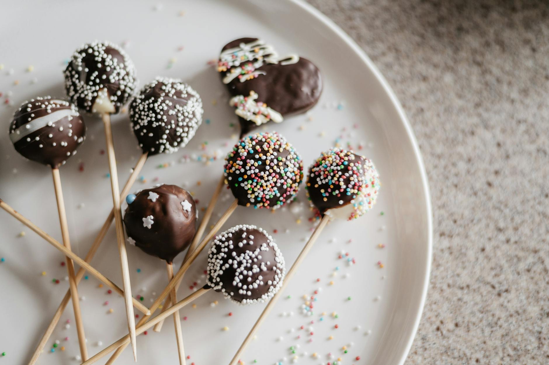 Para aproveitar sobras de bolo e criar Cake Pops deliciosos, esfarele o bolo, misture com um recheio cremoso (como brigadeiro