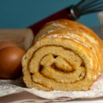 Para calcular o preço de venda do seu bolo caseiro, some todos os custos diretos (ingredientes, embalagem) e indiretos (água,