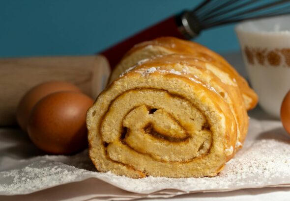Para calcular o preço de venda do seu bolo caseiro, some todos os custos diretos (ingredientes, embalagem) e indiretos (água,