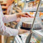 Para congelar bolo pronto e manter a umidade, embale-o firmemente em plástico filme, depois em papel alumínio e, por fim, em