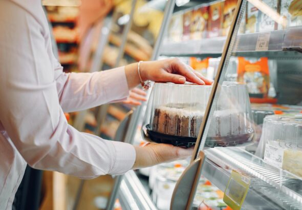 Para congelar bolo pronto e manter a umidade, embale-o firmemente em plástico filme, depois em papel alumínio e, por fim, em