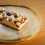 Para Cuca de Banana com Farofa (Tradição do Sul), você precisa de ingredientes frescos como bananas maduras, farinha de trigo