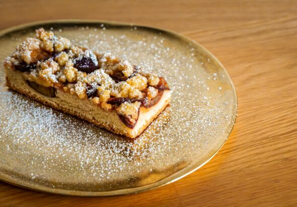 Para Cuca de Banana com Farofa (Tradição do Sul), você precisa de ingredientes frescos como bananas maduras, farinha de trigo