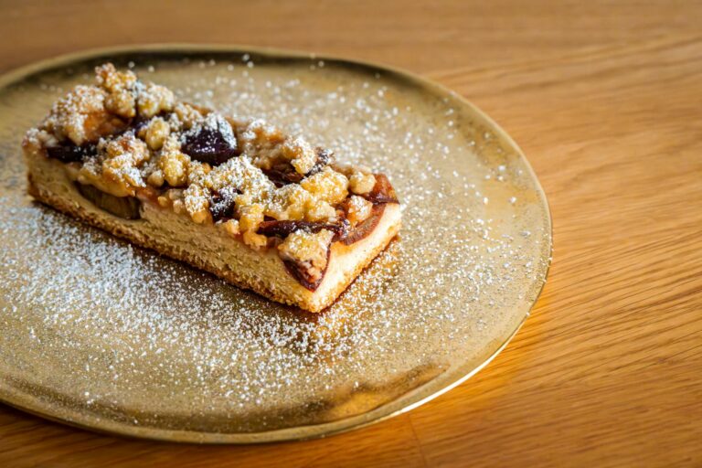 Para Cuca de Banana com Farofa (Tradição do Sul), você precisa de ingredientes frescos como bananas maduras, farinha de trigo