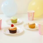 Para preparar um Cupcake de Baunilha com Frosting perfeito, combine ingredientes frescos como farinha, açúcar, ovos e extrato