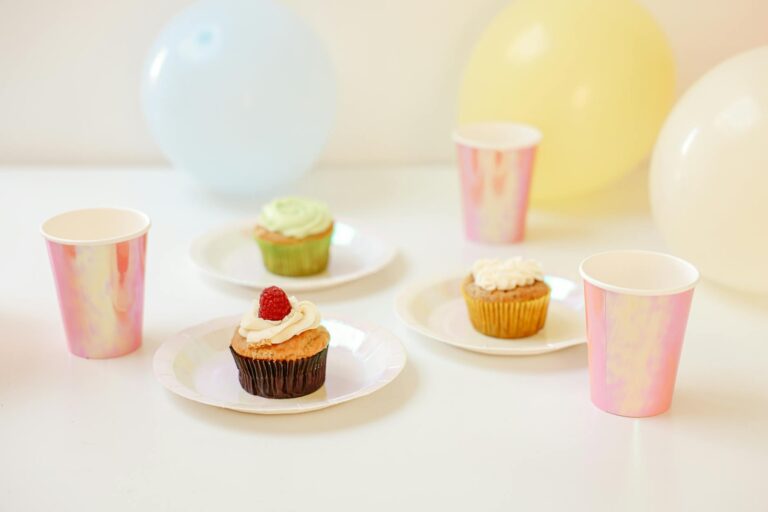 Para preparar um Cupcake de Baunilha com Frosting perfeito, combine ingredientes frescos como farinha, açúcar, ovos e extrato