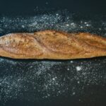 Para Farinha com fermento vs. sem fermento: Qual usar? A farinha com fermento é ideal para receitas que precisam crescer, com