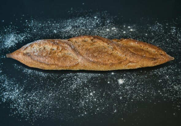 Para Farinha com fermento vs. sem fermento: Qual usar? A farinha com fermento é ideal para receitas que precisam crescer, com