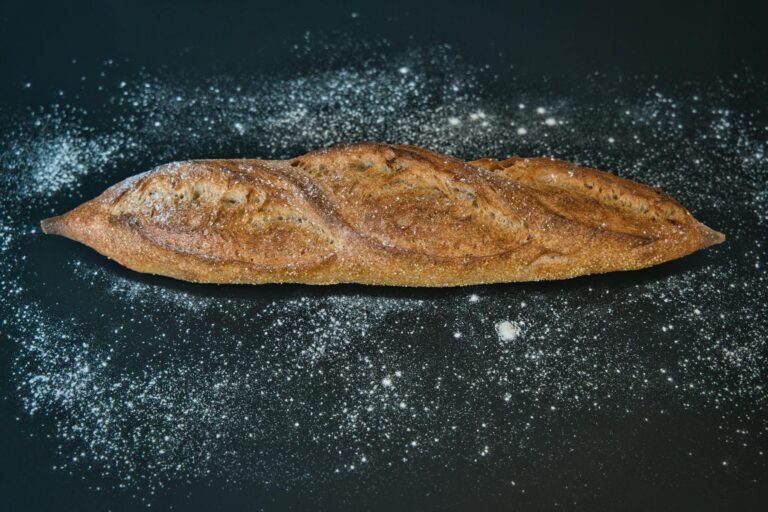 Para Farinha com fermento vs. sem fermento: Qual usar? A farinha com fermento é ideal para receitas que precisam crescer, com