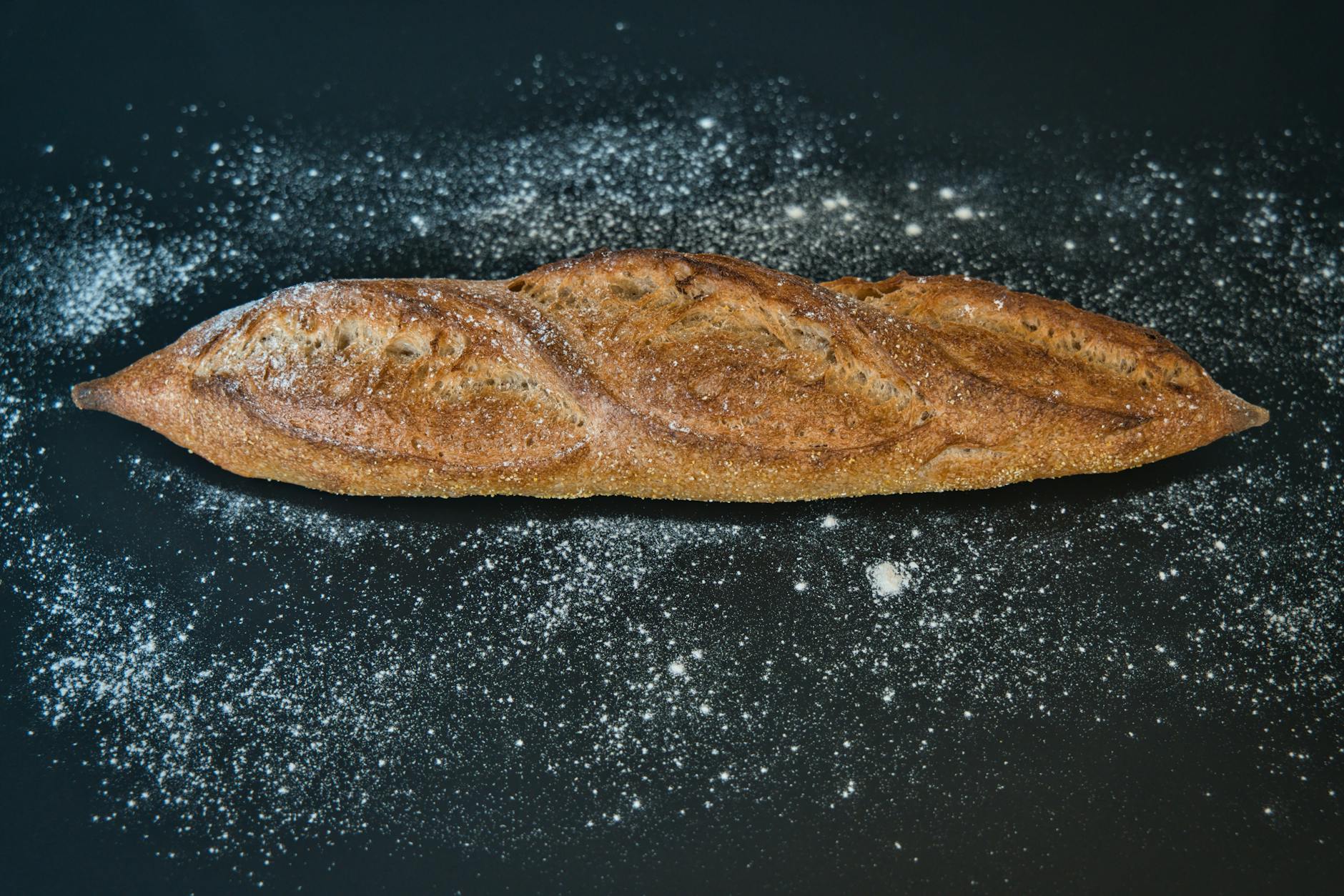 Para Farinha com fermento vs. sem fermento: Qual usar? A farinha com fermento é ideal para receitas que precisam crescer, com