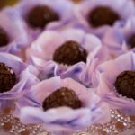 Para escolher entre ganache e brigadeiro como a melhor cobertura, é essencial considerar o tipo de doce, a textura desejada e