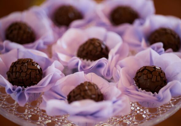 Para escolher entre ganache e brigadeiro como a melhor cobertura, é essencial considerar o tipo de doce, a textura desejada e