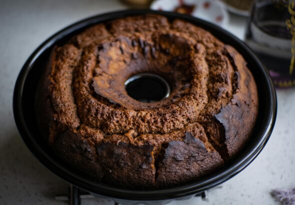 Para assar bolo com sucesso, a temperatura do forno ideal geralmente varia entre 160°C e 180°C, dependendo da receita, tipo d