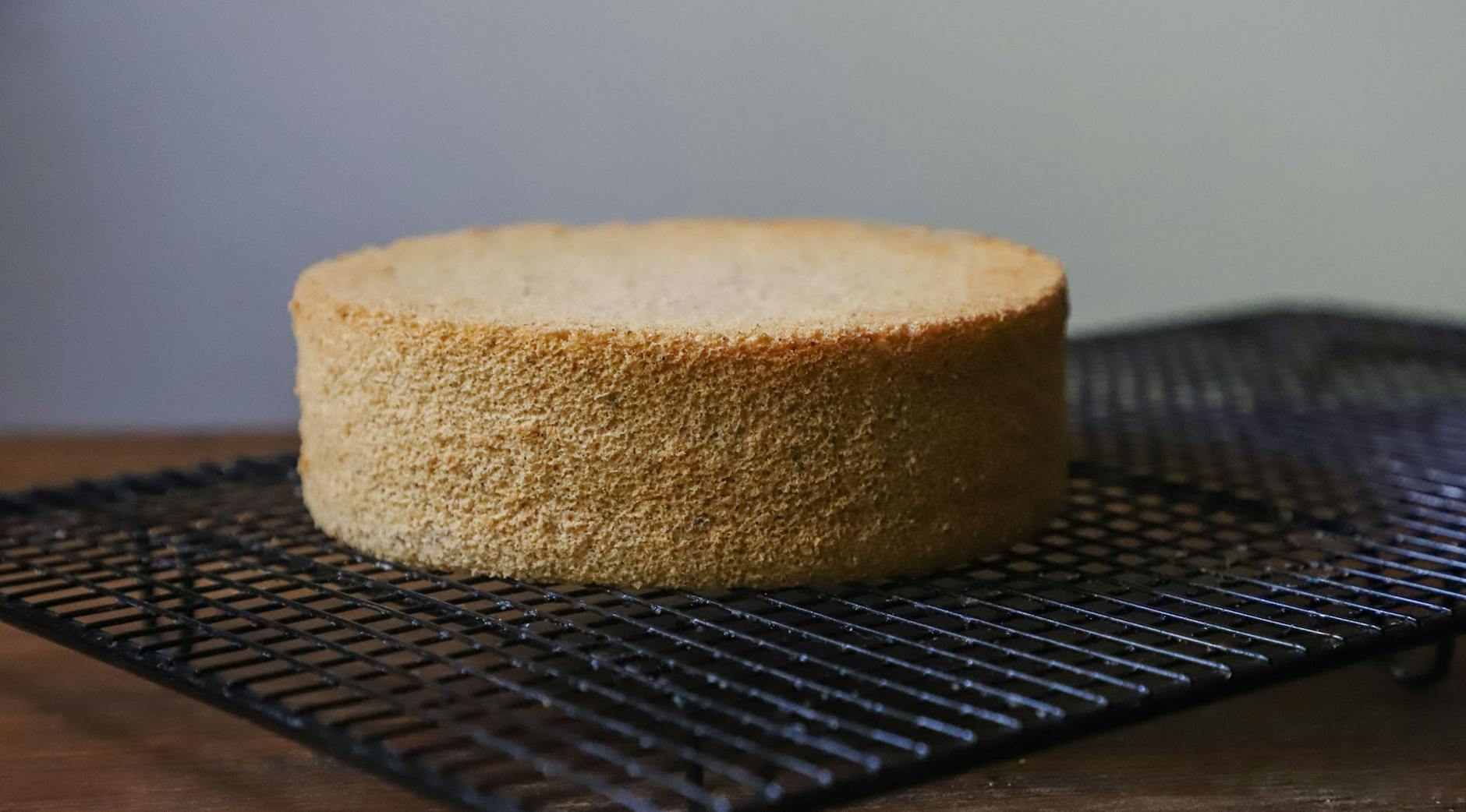 Para dominar o pão de ló profissional e criar a base perfeita para qualquer bolo de festa, é crucial focar na qualidade dos i