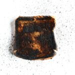 Para evitar que seu bolo sole, é crucial identificar e corrigir erros comuns na confeitaria. Fatores como a temperatura dos i